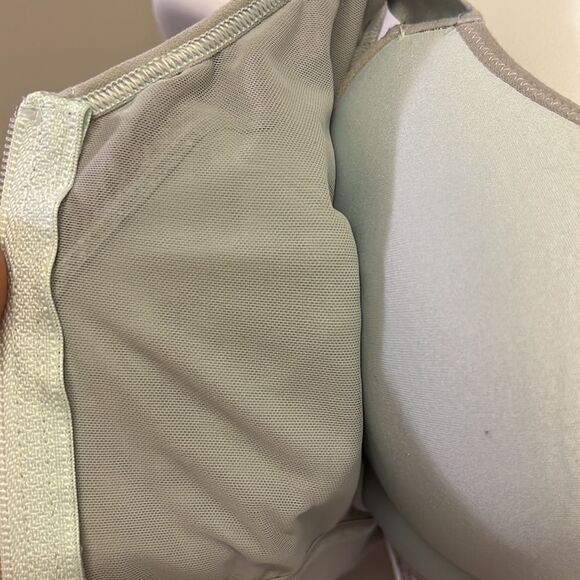 Knockout by Victoria Sport Pale Green/Gray Double Closure Razorback Bra-34C - Picture 10 of 16